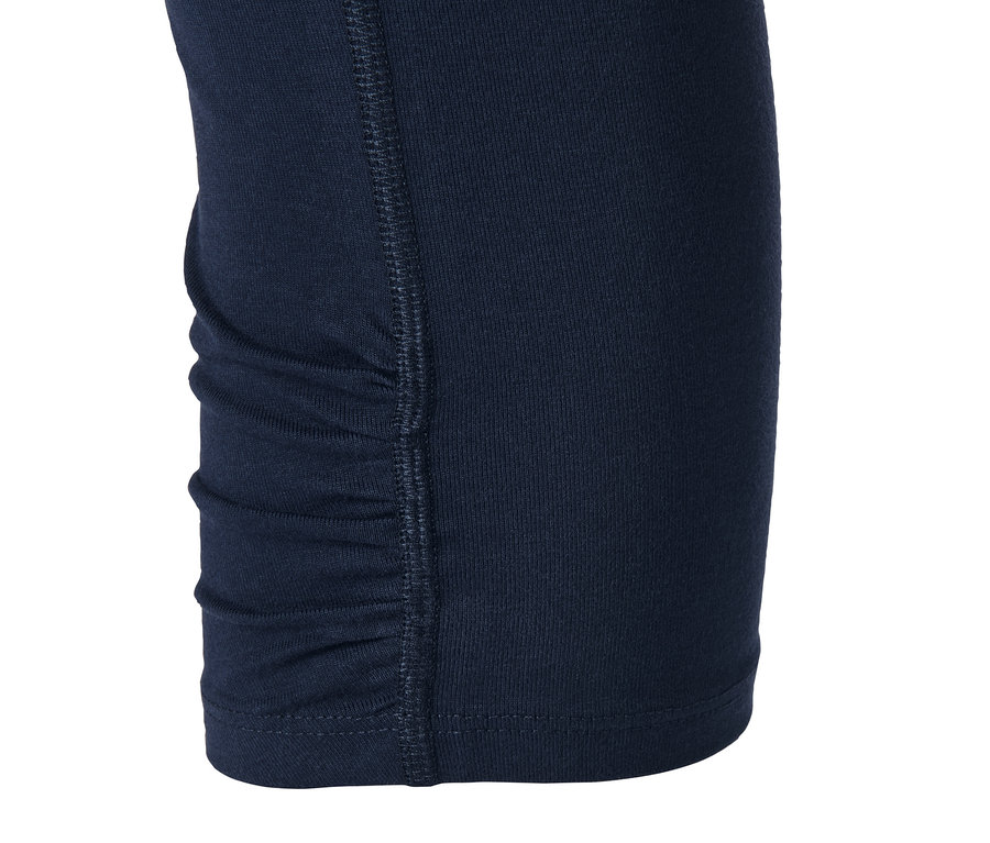 Detailaufnahme von dunkelblauen 3/4-Baumwolltights.