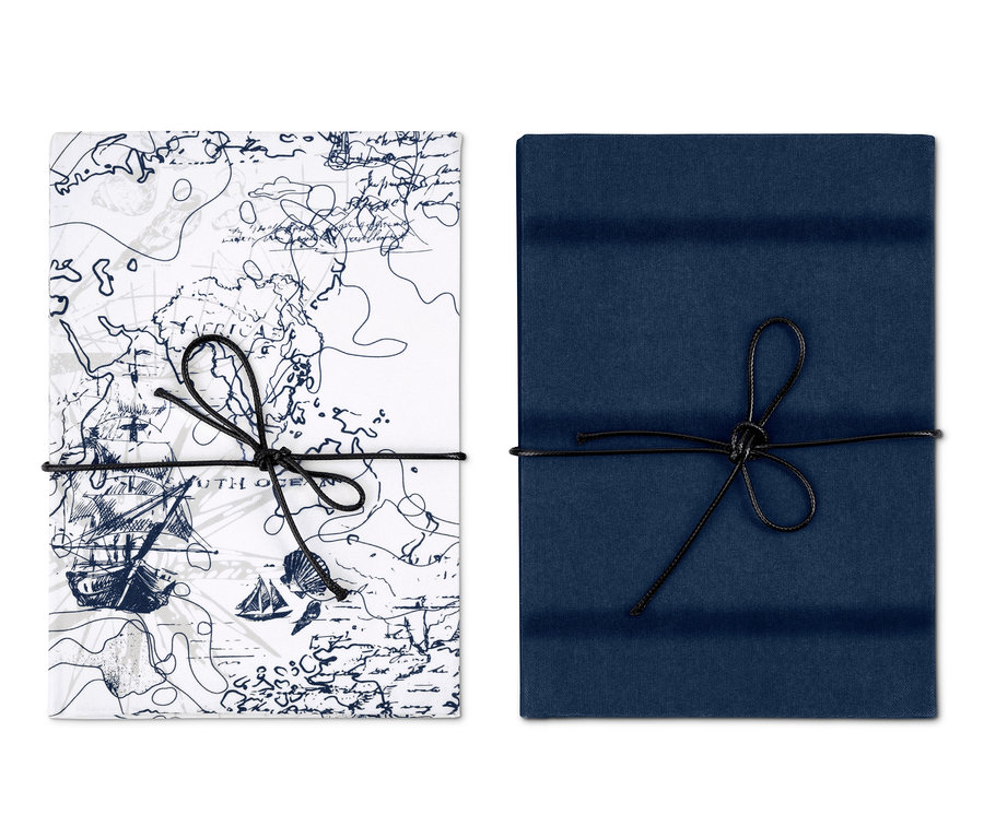 Zwei mit einer Schnur zusammengebundene Notizbücher. Ein Notizbuch ist mit einer Karte bedruckt, das andere ist dunkelblau.