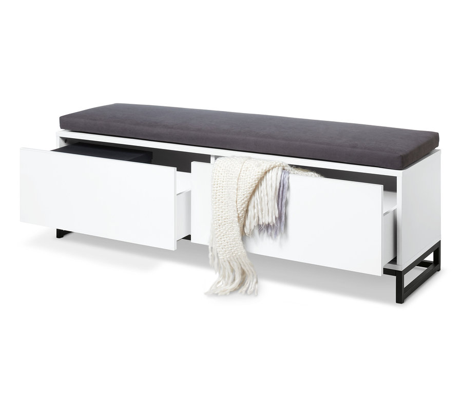 Gepolsterte, weiße Bettbank mit offenen Schubladen und Schal darüber.