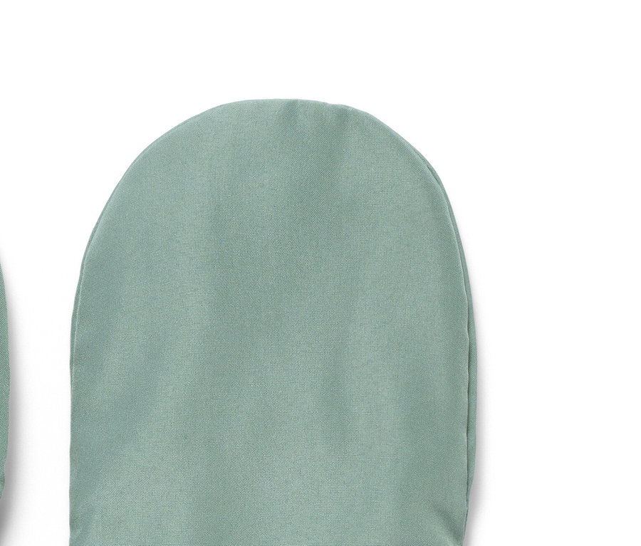 Zwei grüne Klapp-Laufhandschuhe liegen nebeneinander.