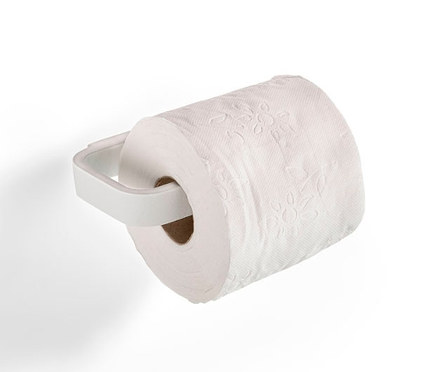 Eine weiße Toilettenpapierrolle hängt an einem ZONE DENMARK Toilettenpapierhalter »Rim«.