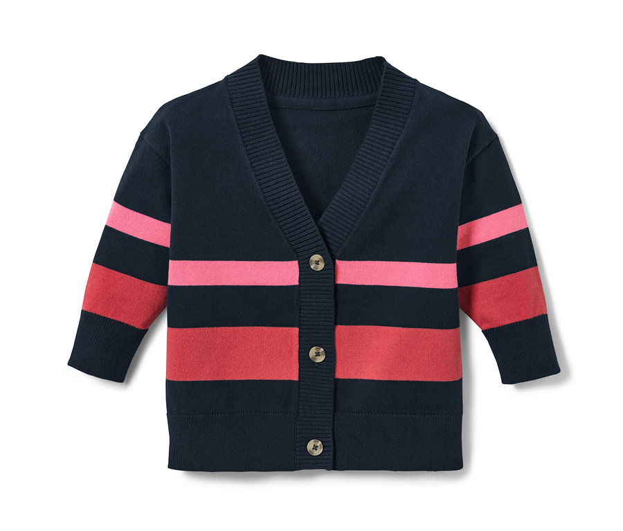 Nahaufnahme einer Strickjacke mit dunkelblauem Hintergrund und roten und pinken Streifen.