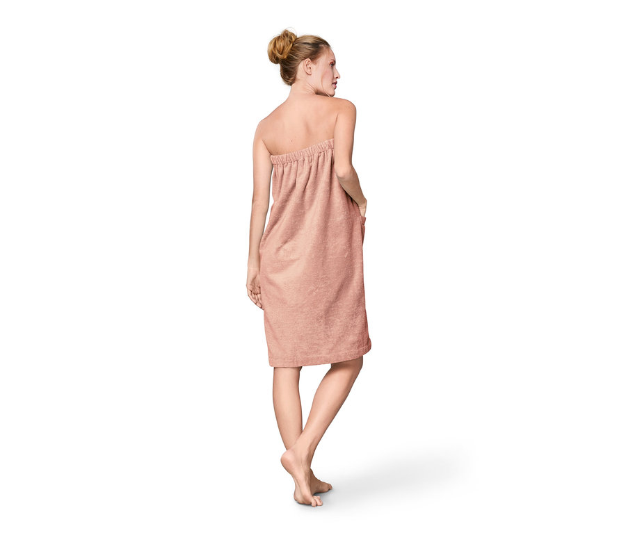 Frau von hinten trägt einen Sauna-Kilt.