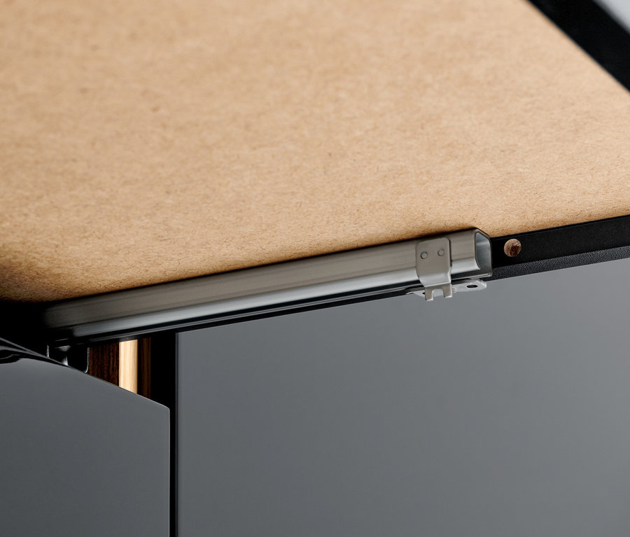 Detail der anthrazitfarbenen Kommode »Bekeson«.