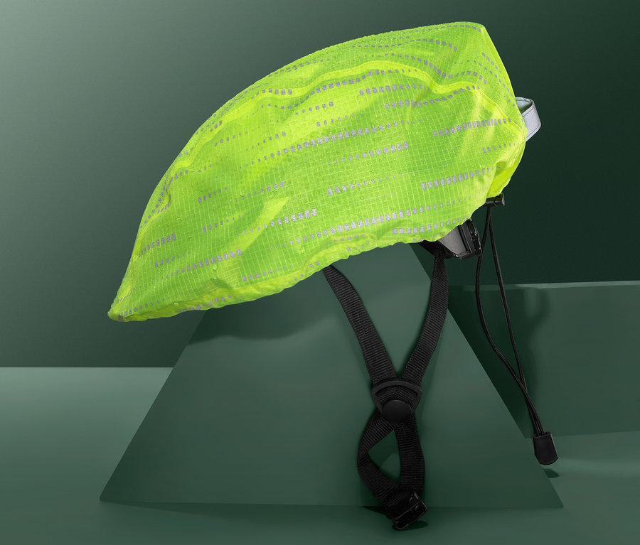Detailaufnahme eines Fahrradhelms mit einem neongrünen Regenüberzug.