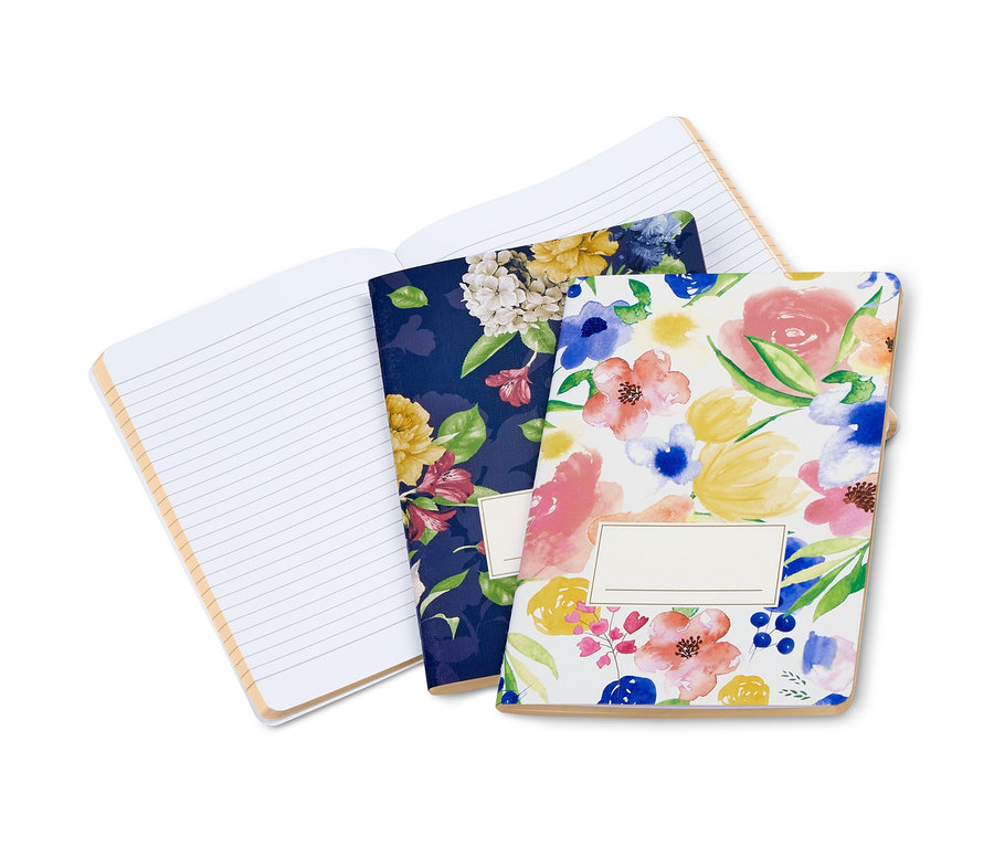 Notizbuch-Set mit Blumenmuster, eines offen.