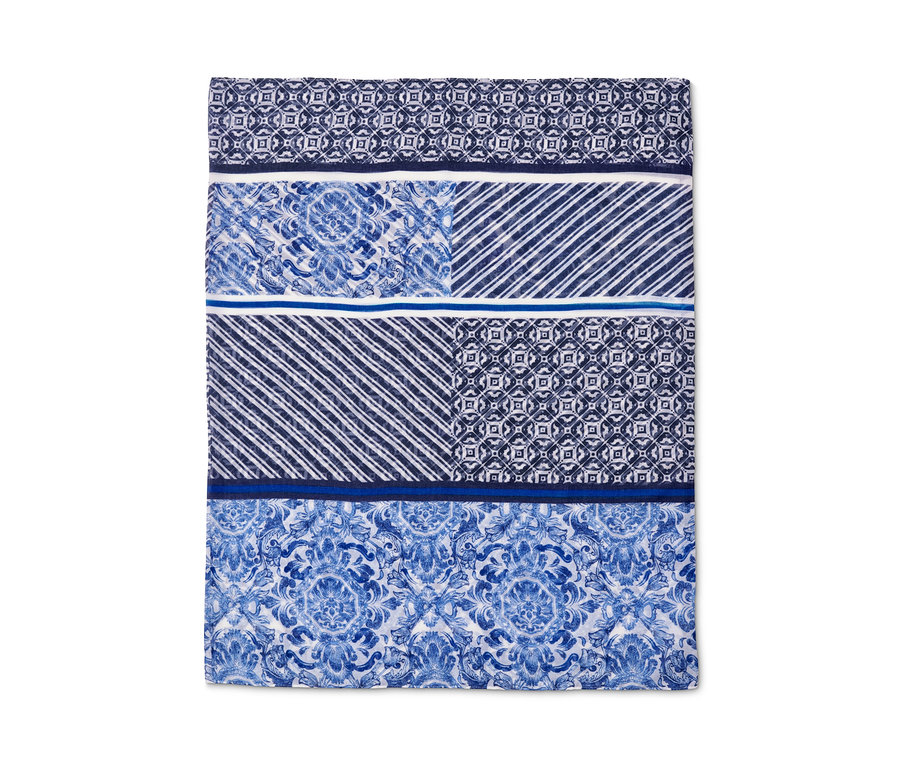 Detailaufnahme eines Loop-Schals mit blau-weissem Muster.