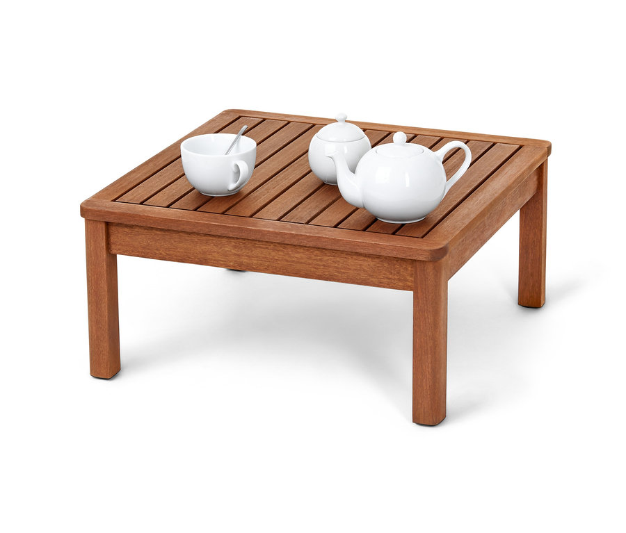 Auf einem Loungemöbel-Outdoortisch, ca. 62 x 62 cm, stehen eine weiße Tasse mit Löffel, eine Zuckerdose und eine Teekanne.