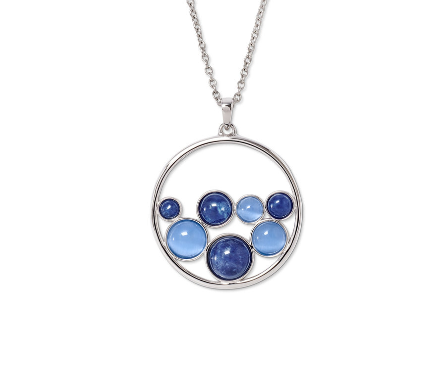 Silberkette mit rundem Anhänger und blauen Steinen.