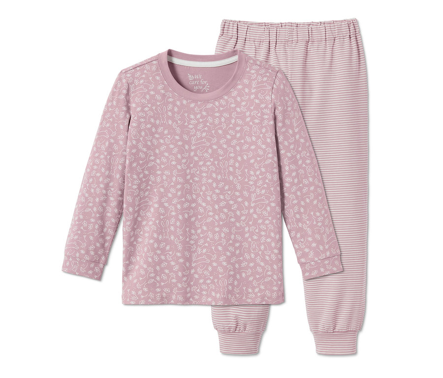 Lila Pyjama mit Hasenmuster und gestreifter Hose.