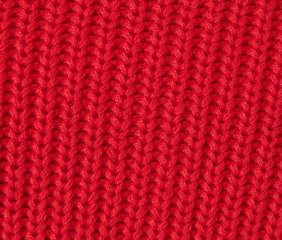 Detailaufnahme eines roten Strickpullovers mit Kragen.
