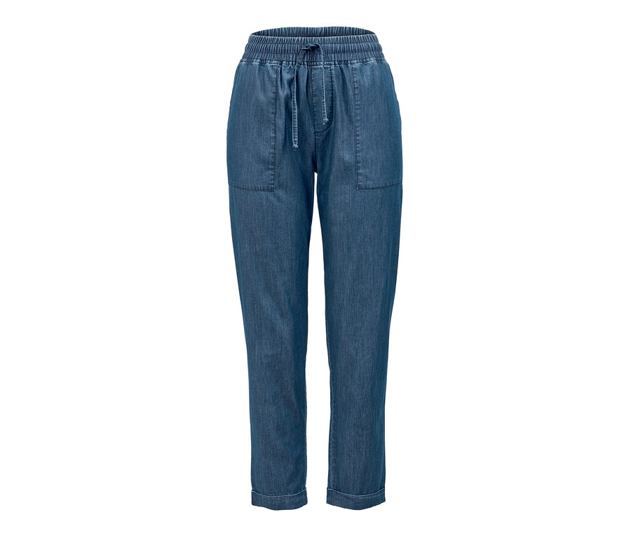 Eine blaue Hose in Denimoptik ist vor einem weißen Hintergrund zu sehen.