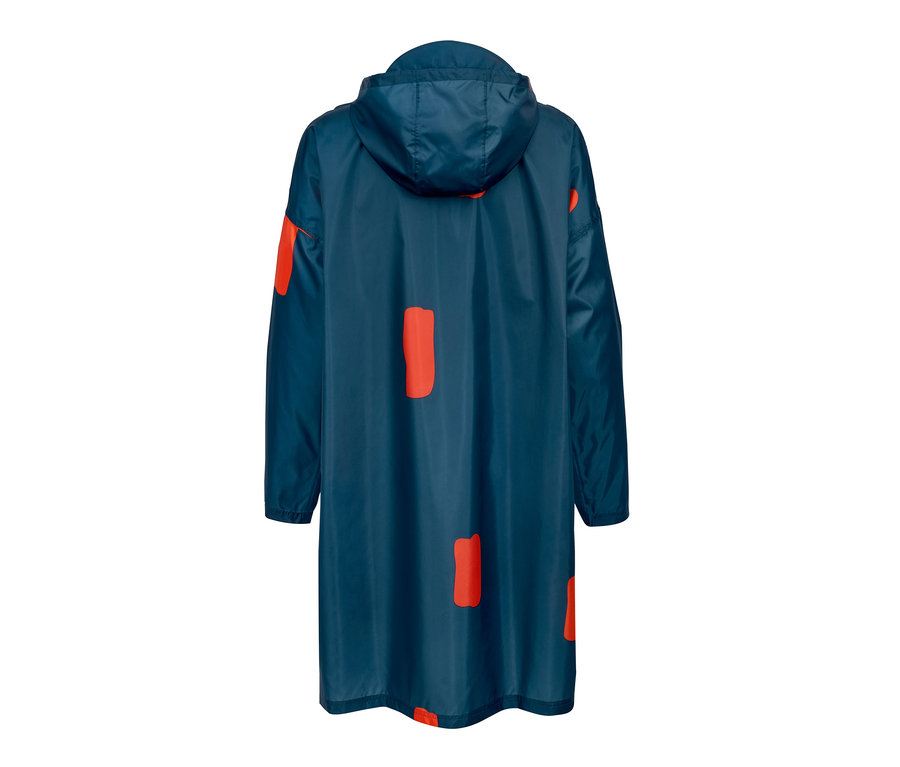 Blauer Regenponcho mit Ärmeln und orangefarbenen Rechtecken.