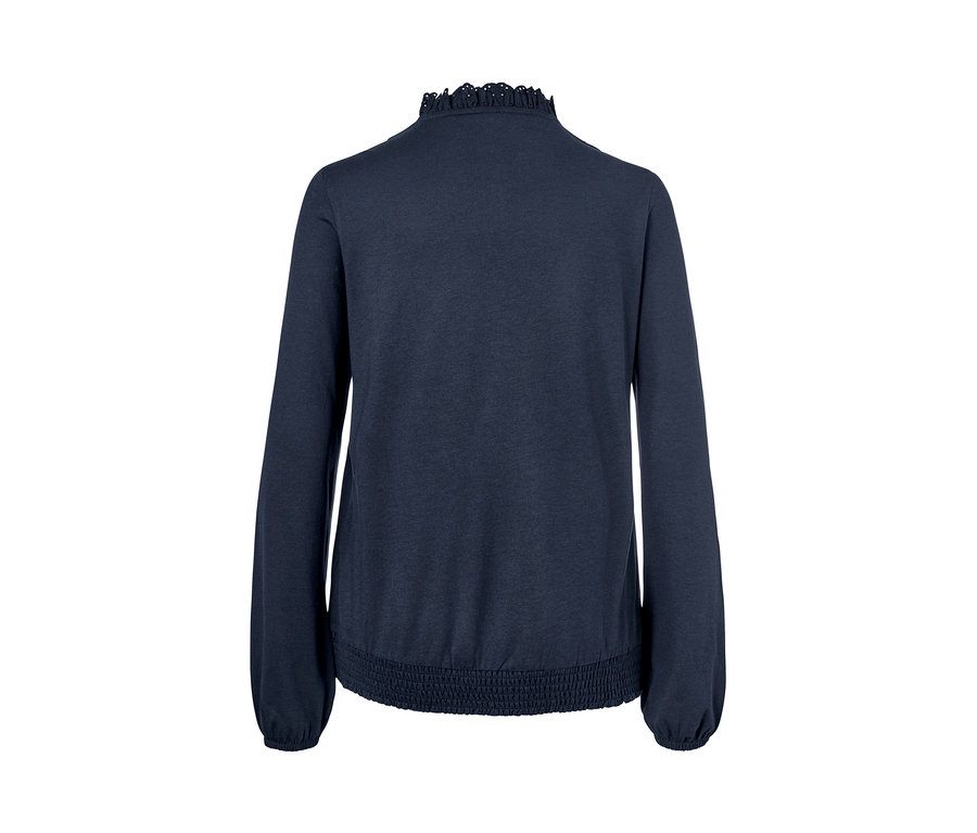 Rückansicht eines marineblauen Blusenshirts mit Lochstickerei am Kragen und elastischem Bund.