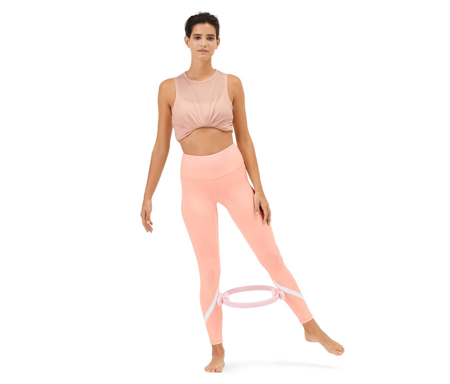 Frau trainiert mit Pilatesring.