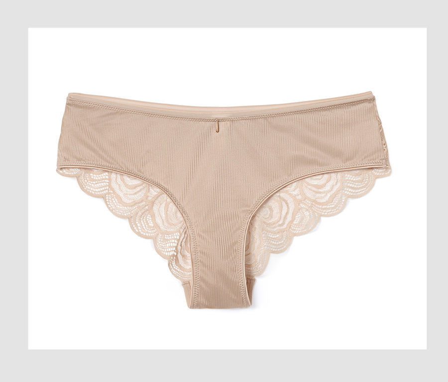 Nahaufnahme eines einzelnen beigen Brazilslips mit Spitze, aus einem 2er-Set.