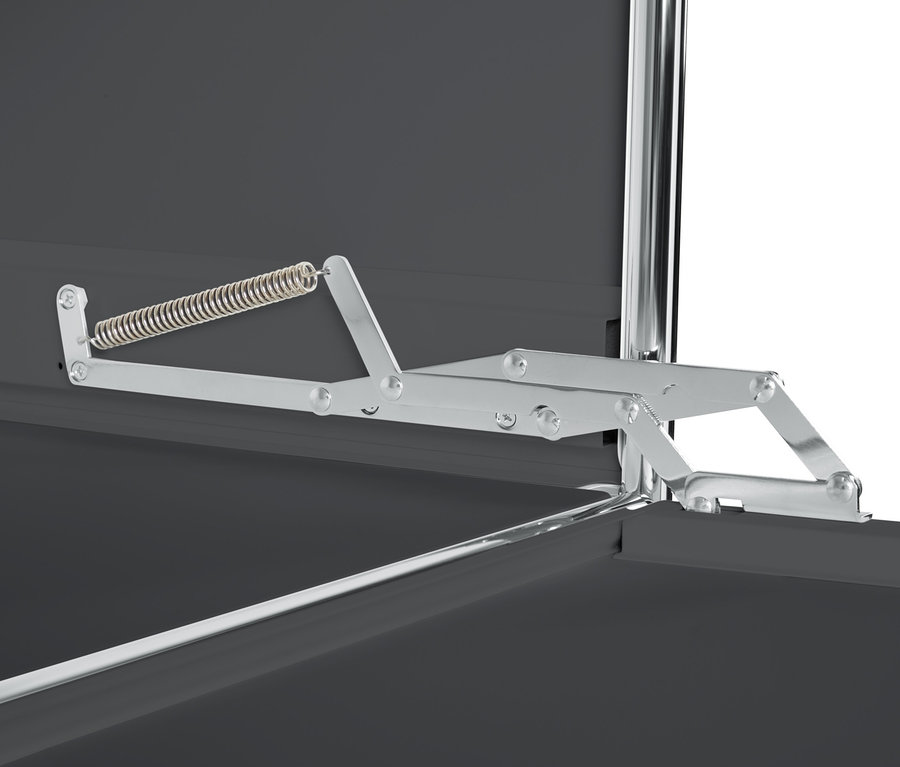 Detailansicht eines grauen Highboards Metall »CN3« mit 4 Klappenfächern und Öffnungsmechanismus.