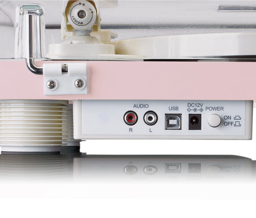 Detail der Rückseite des rosa Lenco »LS-50PK« Plattenspielers mit Audio-, USB- und DC12V-Anschlüssen.