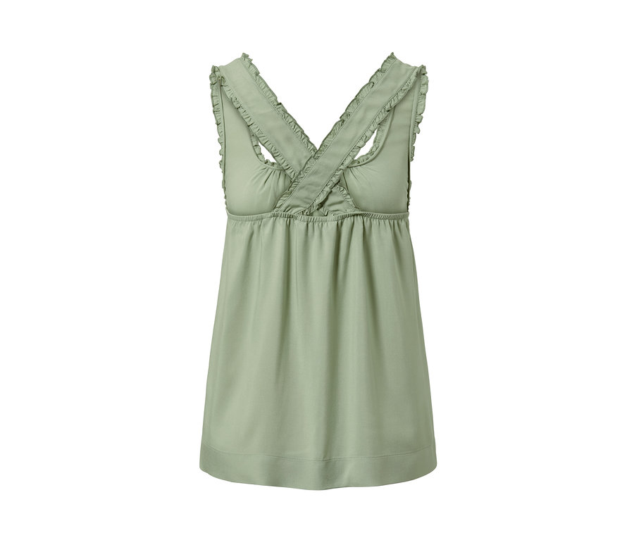 Ein grüner Shorty-Pyjama auf einem weißen Hintergrund.