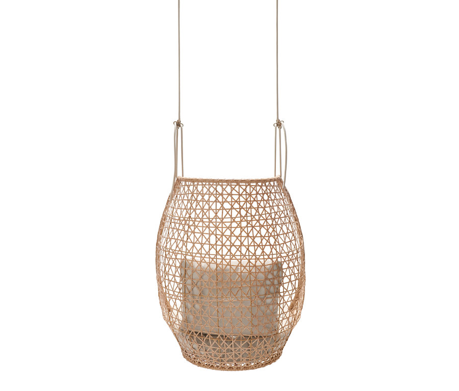 Ein Hängesessel »Boho« mit einem beige Kissen.