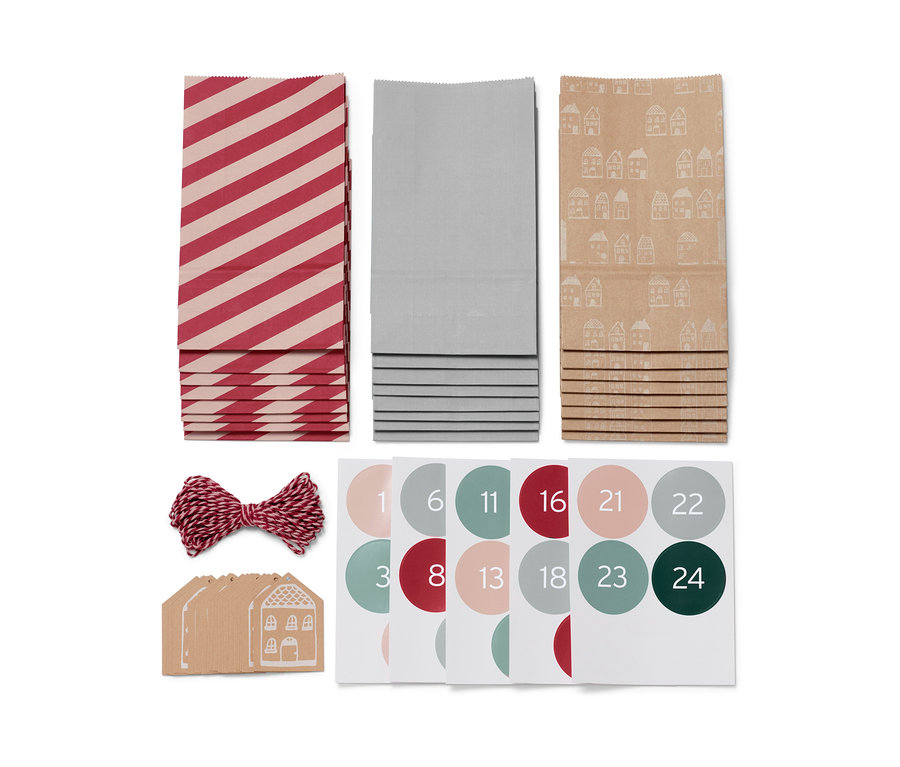 Adventskalender-Tüten-Set mit Kordel und Aufklebern mit Zahlen.