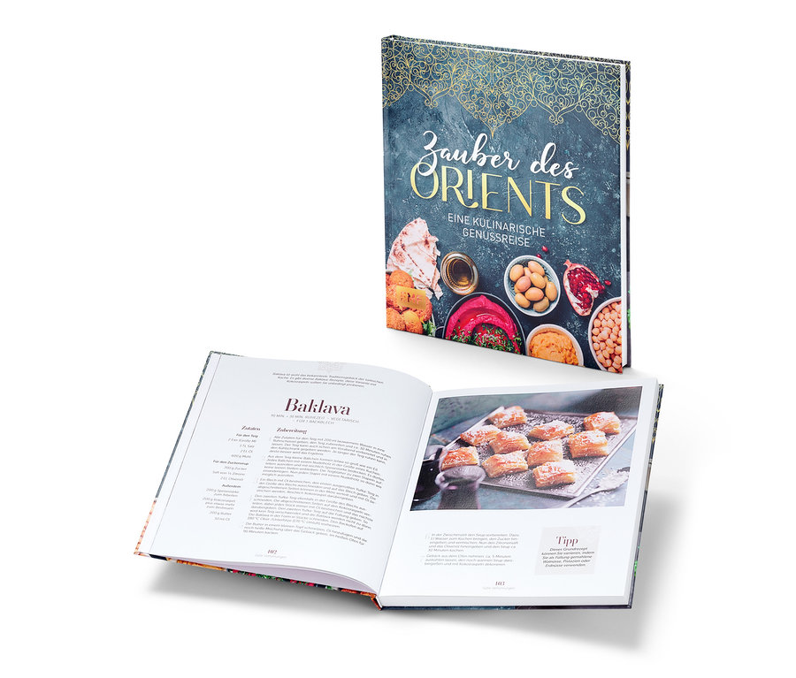 Zwei Bücher liegen übereinander. Oben liegt das Buch "Zauber des Orients – eine kulinarische Genussreise" und darunter ein aufgeschlagenes Buch mit dem Rezept für Baklava.