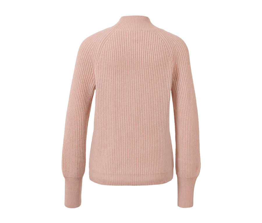 Roséfarbener Strickpullover mit Stehkragen.