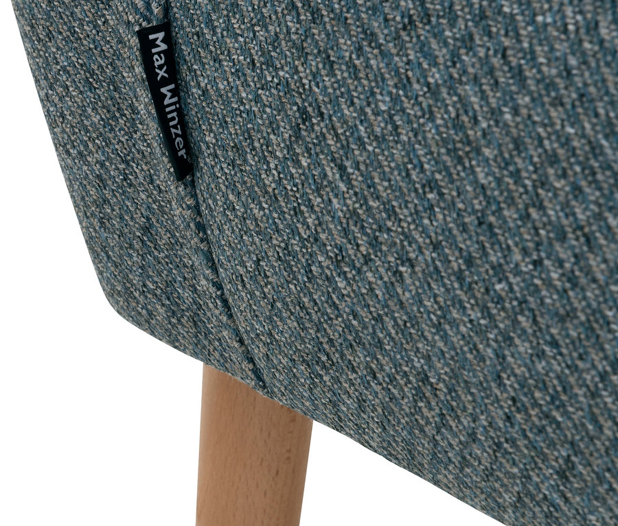 Detailansicht des blauen Cocktailsessels »Fiona« mit Holzbeinen.