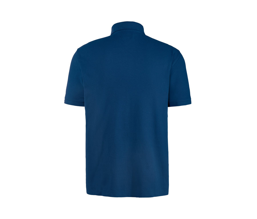 Detailansicht eines blauen Piqué-Poloshirts.