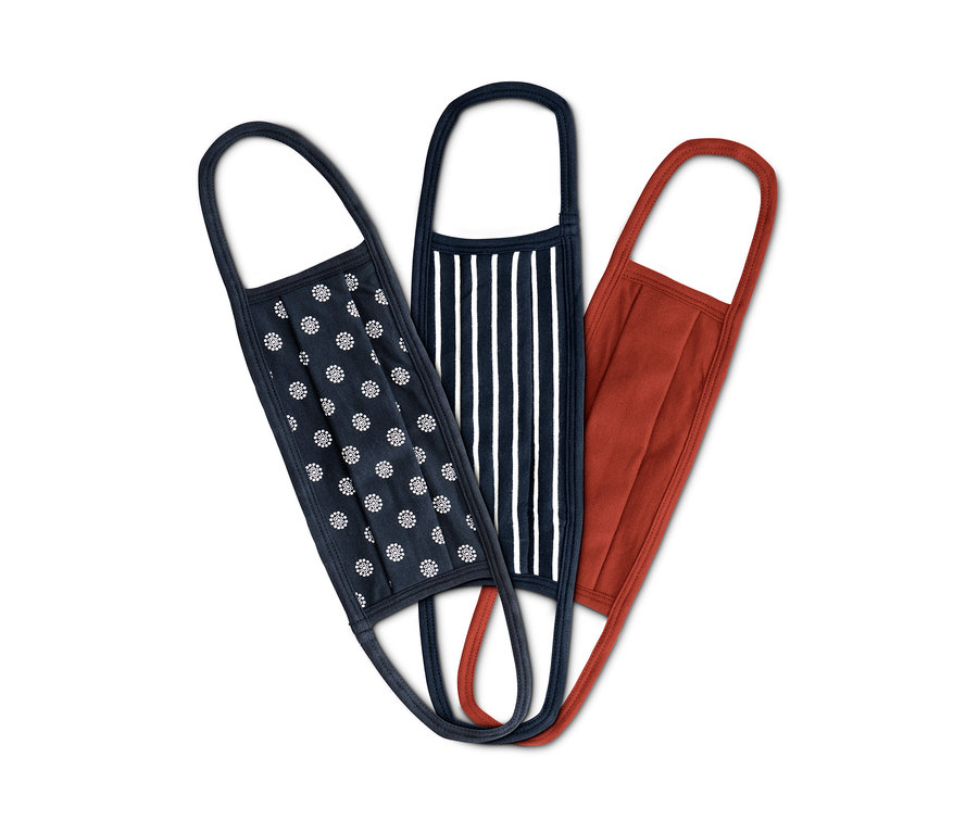 Ein Community-Masken-Set mit Blumenmuster, Streifen und in Braun.