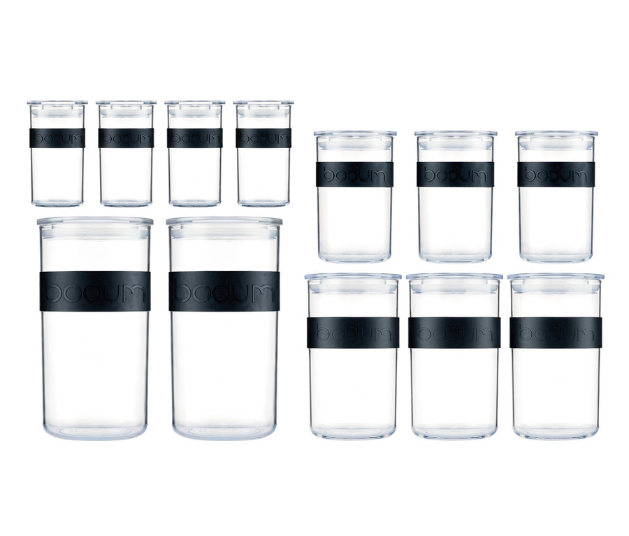 Ein Set aus zwölf BODUM® Vorratsgläsern mit Deckeln und Silikonbändern.