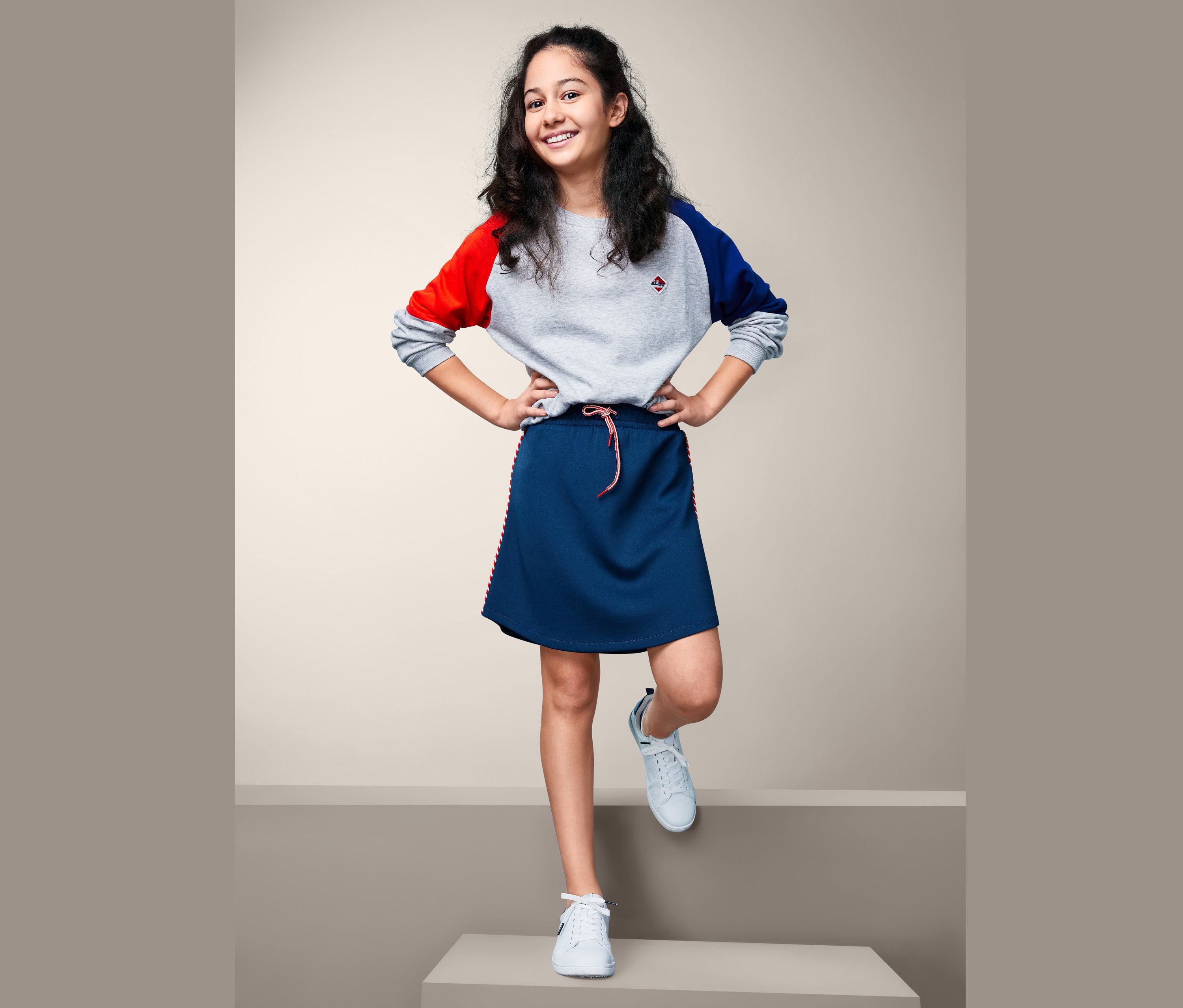 Mädchen posiert in sportlichem Jerseyrock.