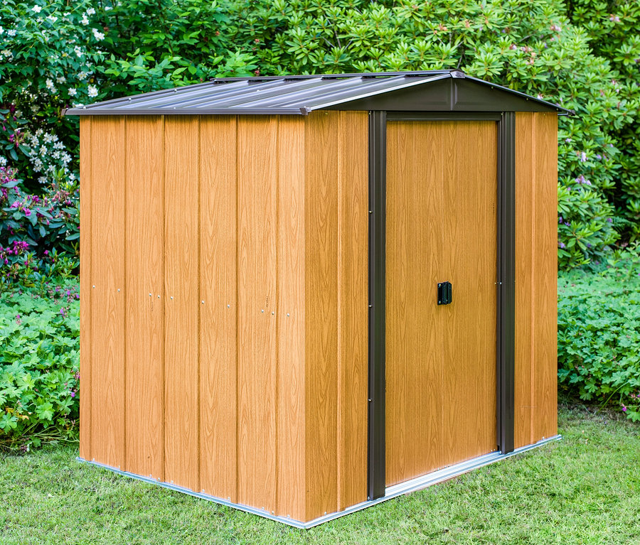 Das Metallgerätehaus »Woodlake 6x5« steht auf einer Rasenfläche vor grünen Büschen.