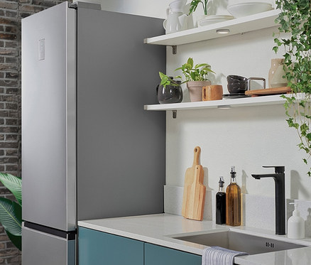 In einer Küche steht eine Samsung-Kühl-Gefrierkombination »RL38T775CS9/EG« neben Spüle und Küchentheke.