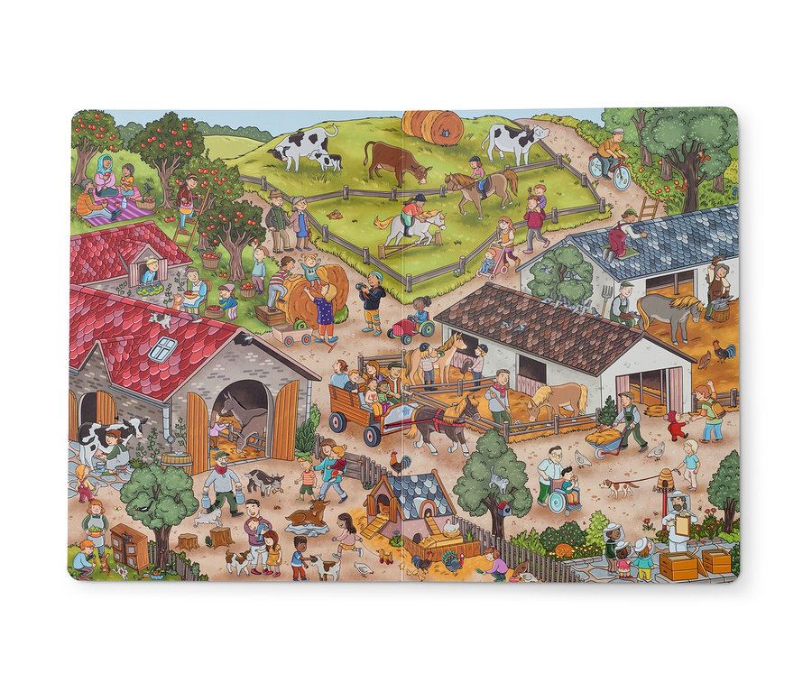 Das Bild zeigt eine detaillierte Illustration eines belebten Bauernhofs mit vielen Menschen und Tieren in verschiedenen Szenen. Im Bild ist das Wimmelbuch »Auf dem Bauernhof« zu sehen.