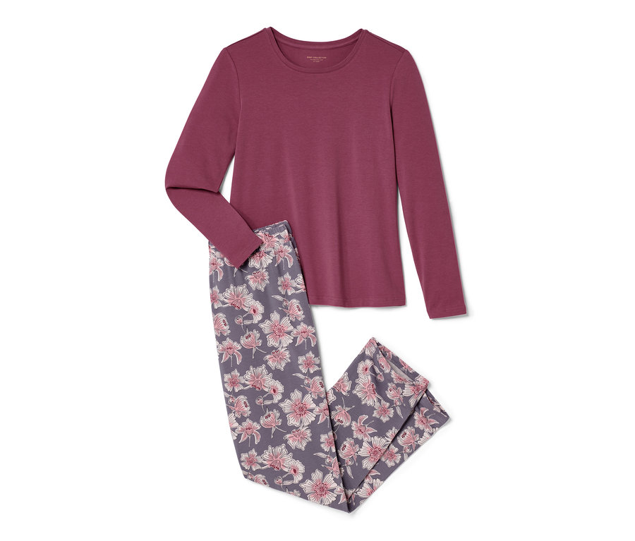 Ein lilafarbener Pyjama mit einer geblümten Hose.