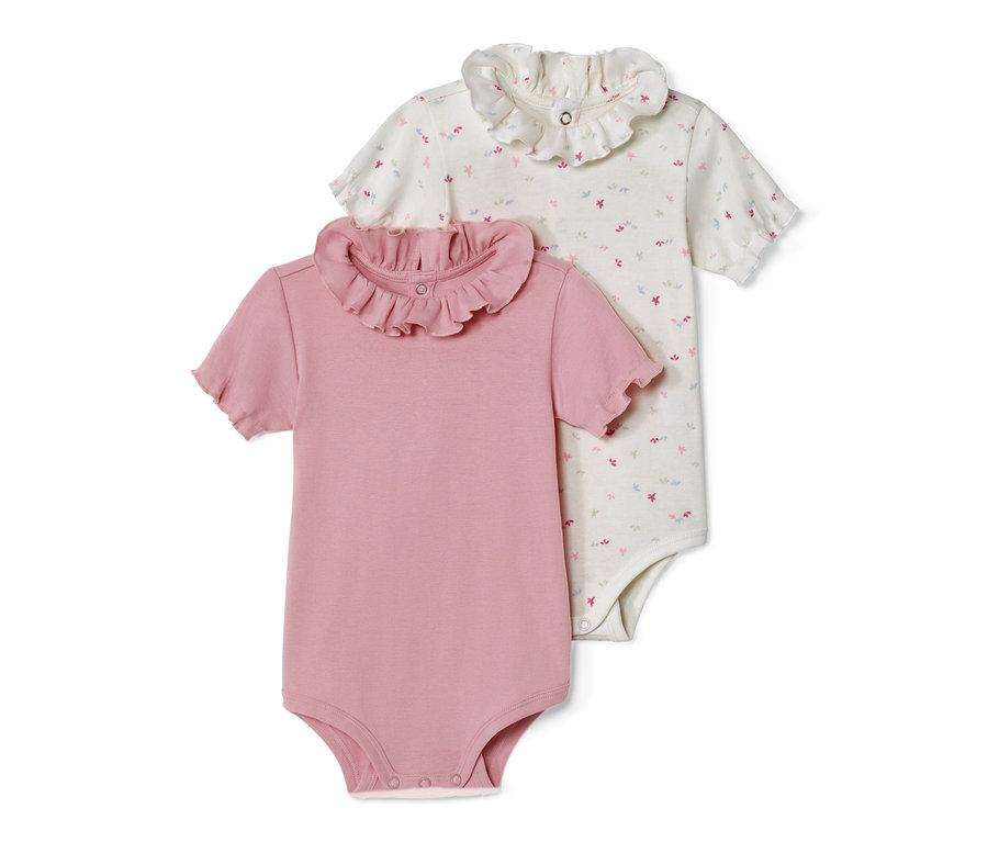 Zwei Baby-Bodys mit kurzen Ärmeln und dekorativer Halskrause, eins in Rosa und eins mit Blumenmuster.