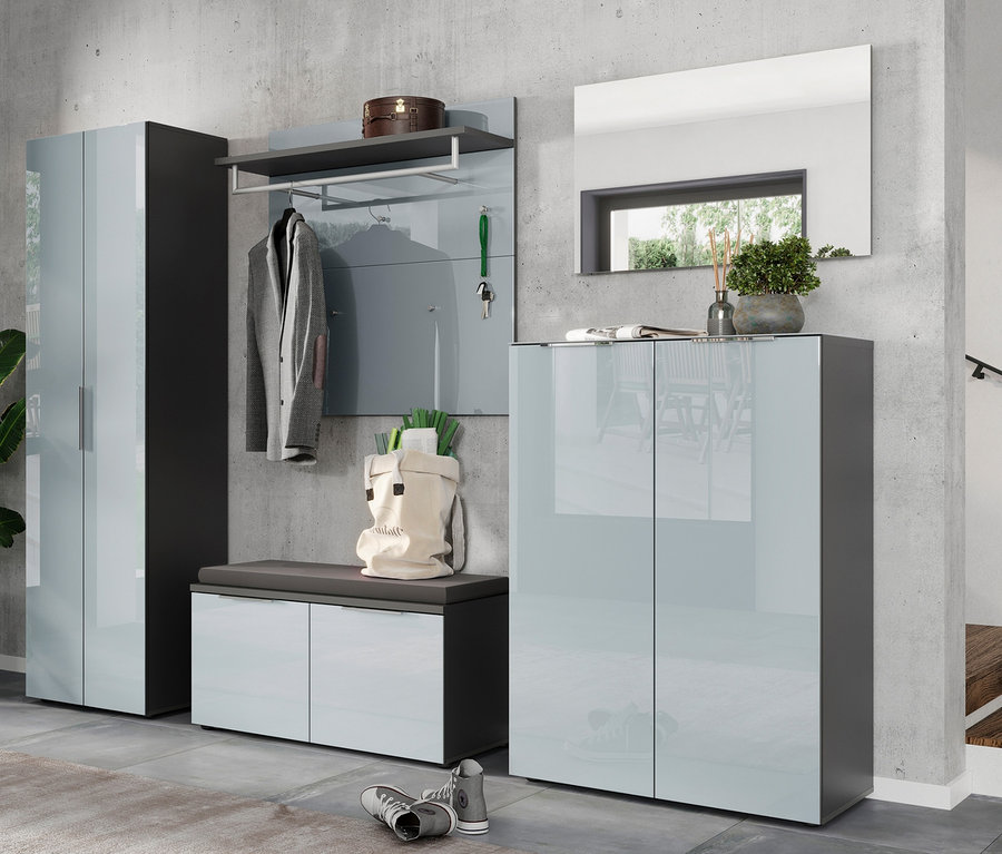 Eingangsbereich mit Schuhschrank, Garderobe und Spiegel »Nordlia«.