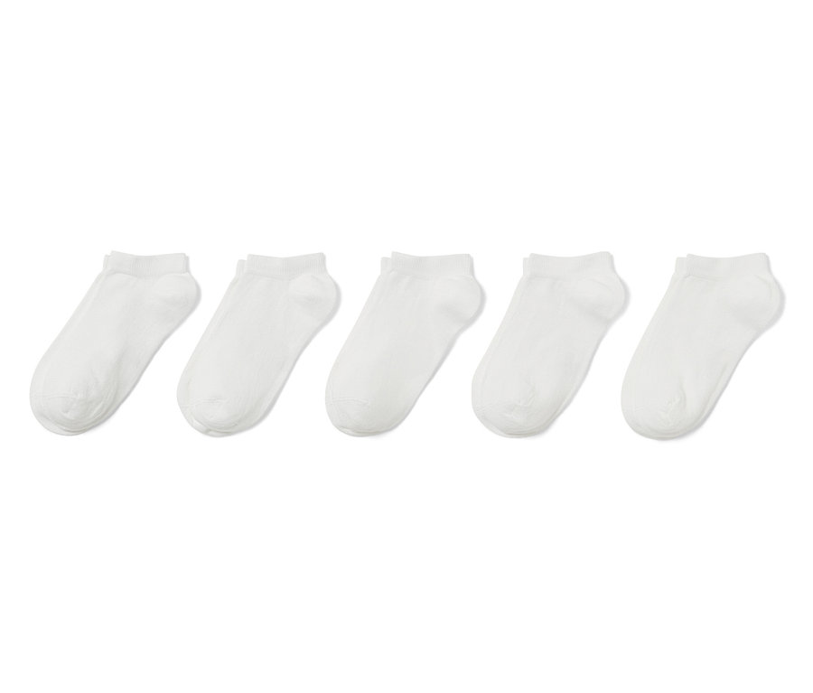 Fünf Paar weiße Kinder-Sneakersocken liegen nebeneinander.