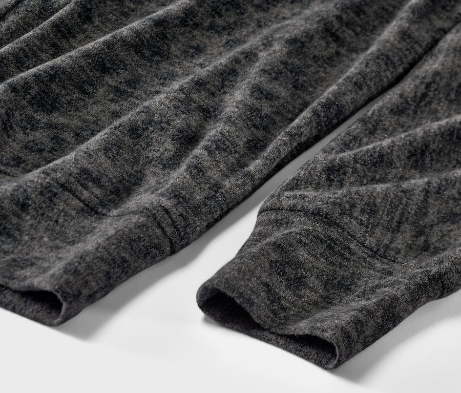 Detailansicht eines bedruckten Fledermausshirts.