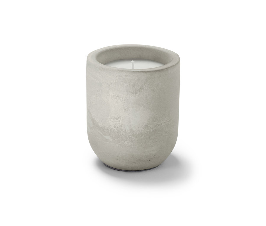 Citronella-Kerze in einem Zementtopf.