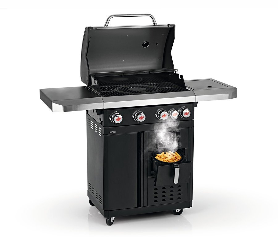 Schwarzer Landmann Gasgrill »Fryton 4.1 cook« mit geöffnetem Deckel und frittierten Pommes Frites in einer Pfanne.