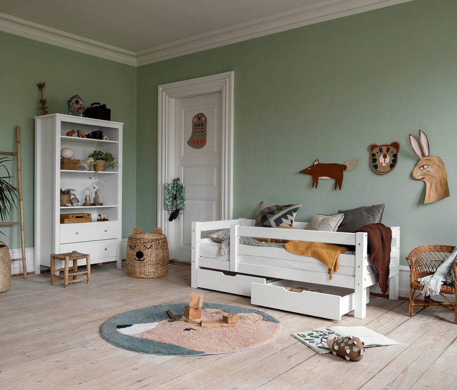 Kinderzimmer mit weißem Bett, Regal und Tierdekorationen an der grünen Wand, sowie Hoppekids Schrank »Hans«.