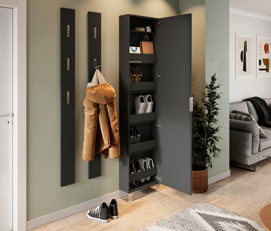 Schuhschrank mit Spiegel, offen und voll mit Schuhen, neben Hakenleisten und Jacke.