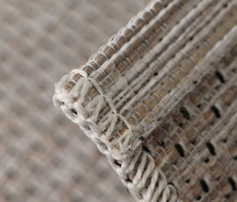 Detailaufnahme einer Ecke des Kinderteppichs NAVAJO Lama, ca. 135 x 190 cm.