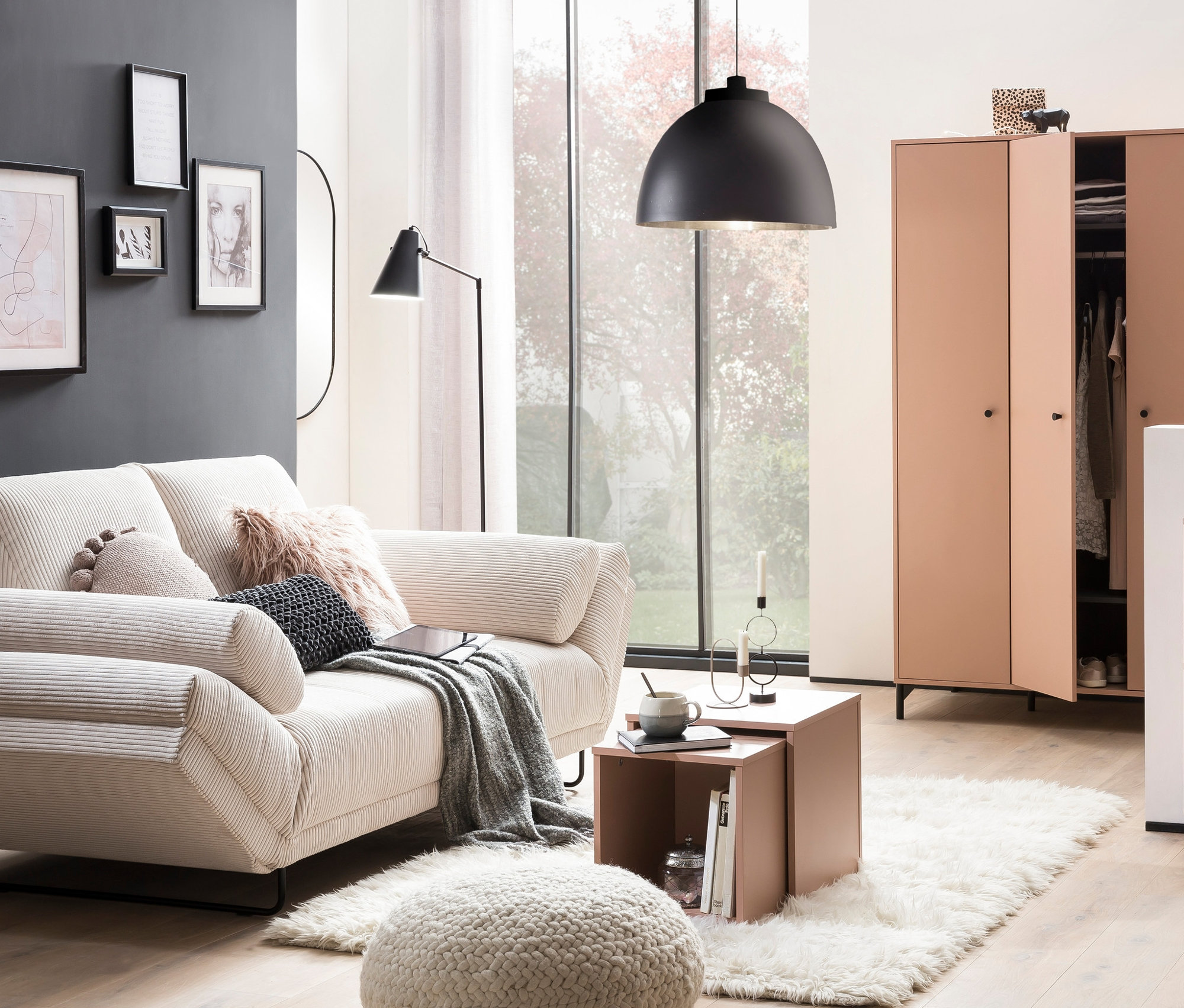 Wohnzimmer mit cremefarbenem Sofa, Regalen und DOMO collection Daybed »Molde Leif105«, creme.