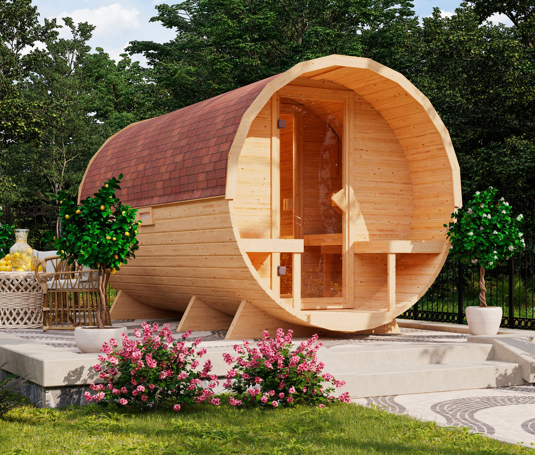 Außenansicht der Karibu Fasssauna „Nadi 3“ mit braunem Dach, umgeben von Grün.