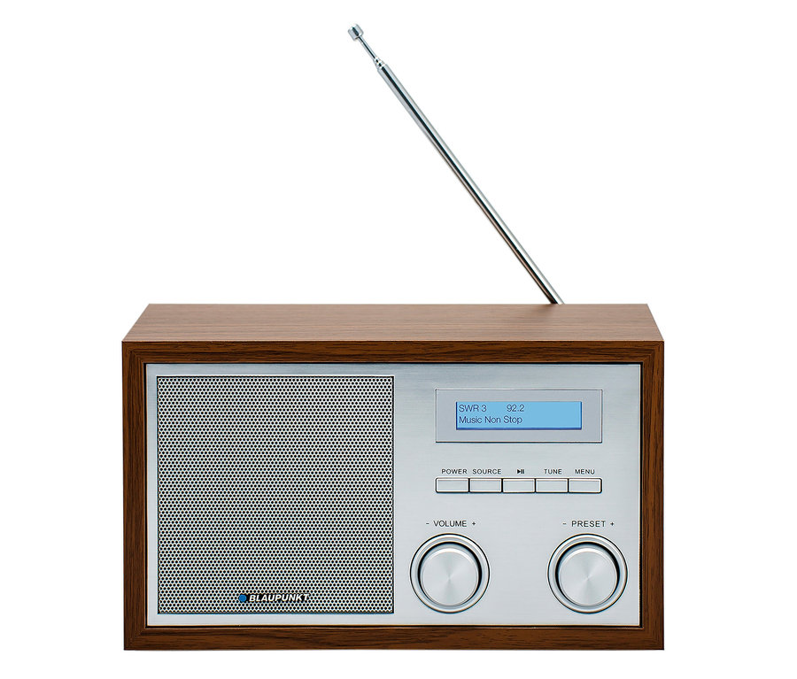 Ein Blaupunkt DAB Radio »RXD180« in Walnussoptik mit Antenne.