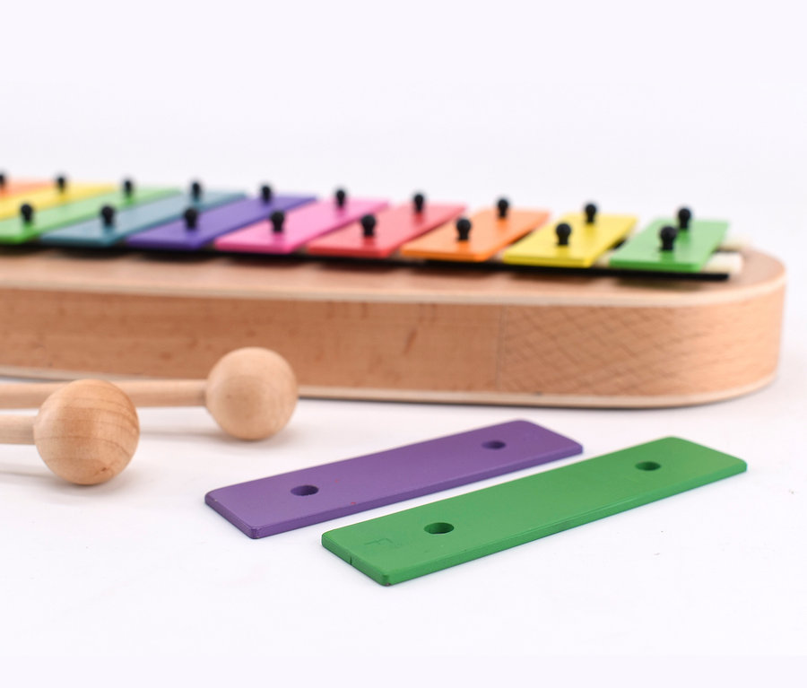 Ein Voggenreiter Großes Glockenspiel mit Schlägeln und zwei zusätzlichen farbigen Klangplatten.
