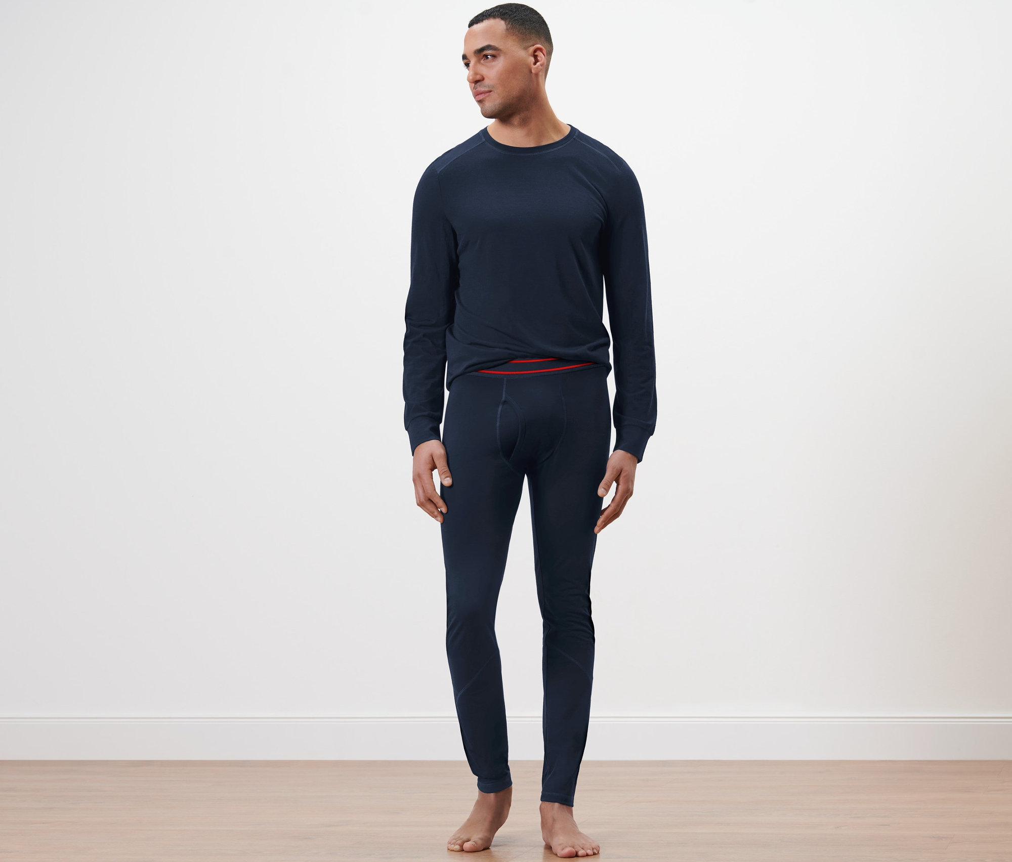 Mann steht in marineblauer langer Unterhose mit RWS-zertifizierter Wolle.